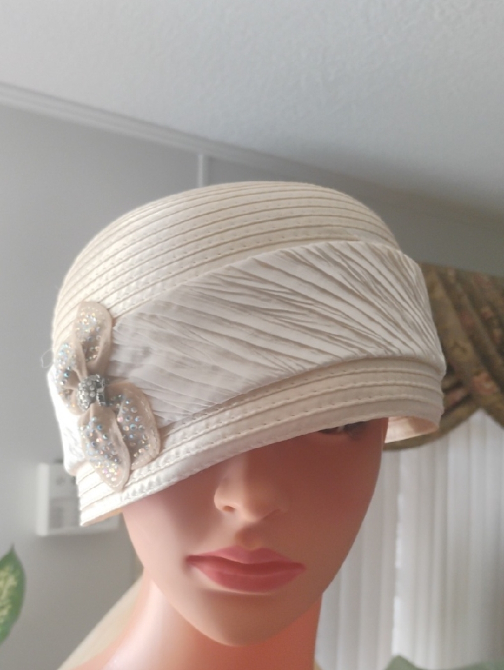 Elegant Cream Women's Cloche Hat with Decorative Flower